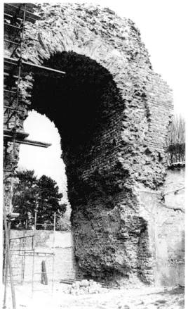 Fig. 7  —  Aqueduc de la Brévenne  à  son  arrivée rue des  Aqueducs (Lyon). Pile  du  réservoir de  fuite