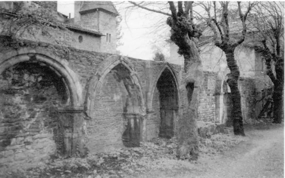 Fig. 1.  - Le mur du cloître et la porte romane. Cl. R. Favreau. 