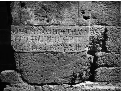 Fig. 2 - Saint-Gilles-du-Gard, ancienne abbatiale, inscription incorporée dans le premier contrefort méridional de la nef.