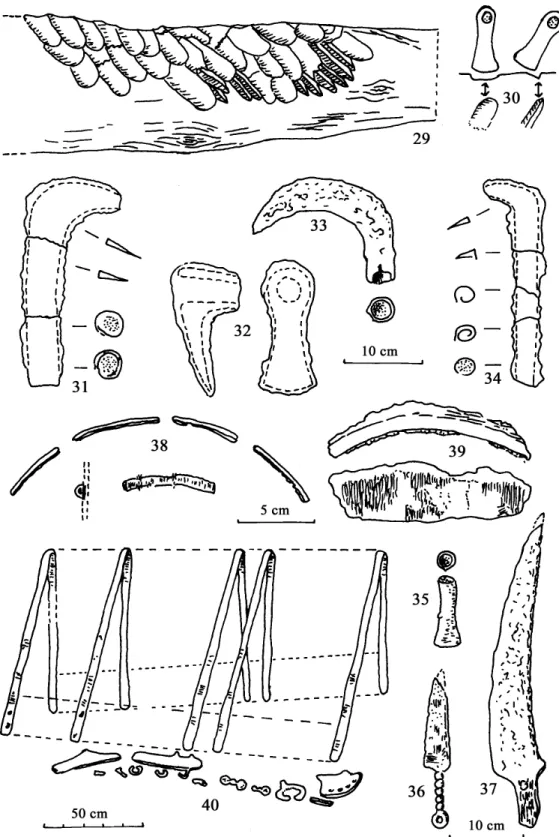 Figure 3 : 29-30 : détail des traces d’herminette relevées sur un bastaing et leur interprétation ; 31-37 :  outils en fer (serpette, faucille, herminette, hachette, couteaux) avec leurs traces d’emmanchement en  bois ; 38-39 : éléments de cerclage de réci