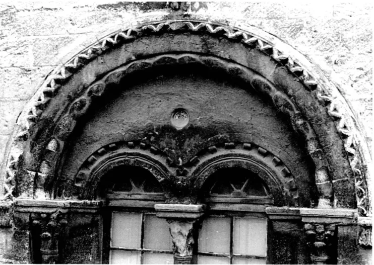 Fig. 3  a/b :  Bacino ornant la façade de la Maison des Chevaliers à Pont-Saint-Esprit (Gard)