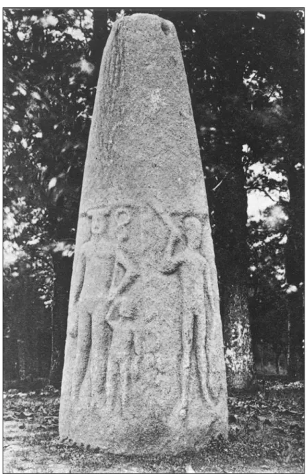 Figure 5 : La stèle de Kervadol sur une carte postale du début du XX e  siècle.