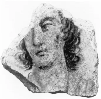 Fig. 4 — Décor C :  détail de la dextrarum iunctio.  Fig. 5 — Décor C :  tête héroïsée à rattacher soit à la scène  figurée, soit à un quatrième personnage
