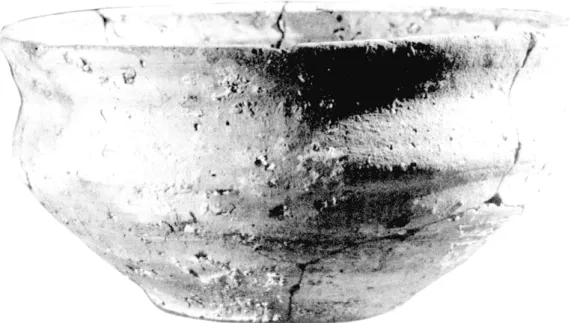Fig. 2  :  Creuset (photo Chéné.  C.N.R.S., Centre Camille Jullian)  récente conforte cette idée de  datation postérieure  au  Ve  siècle  :  sur  le site  des fouilles de  la  Bourse à  Marseille,  un  bec de  pégau comparable  a  été  découvert  dans un 