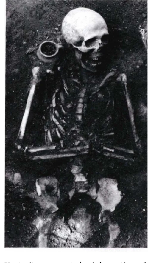 Fig. 54. Tombe 299 (après enlèvement de la pierre couvrant le pégau)