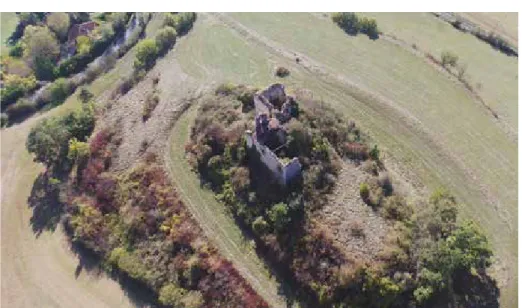 Fig. 10. Château de Montsalvy, promontoire ceinturé d’un fossé, prise de vue aérienne par drone, Laurent  Nion (© 2019 LN).
