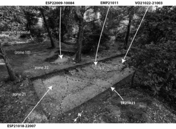 Fig. 173 – CADENET, Castellar. Vue des cinq ensembles (zones 21-22) : ESP22009-10084 : structure bâtie de la fin  du deuxième âge du Fer ; EMP21011 : soubassement empierré antique ; VO21022-21003 : voirie ; ESP21018-22007 :  vestige d’occupation de la fin 