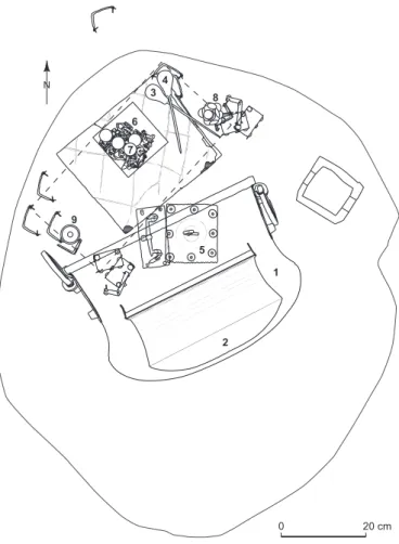 Fig. 5 – Le grand chaudron en cours de dégagement avec, à l’intérieur,  le petit chaudron (à gauche), la serrure et la poignée du coffret (à droite) 