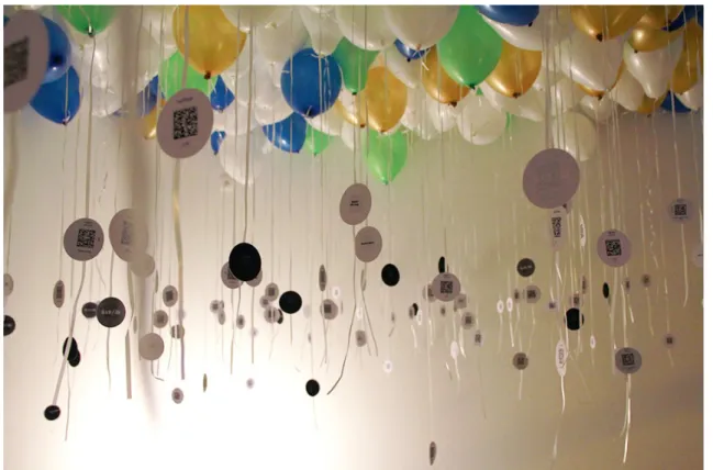 Figure 3 : Galerie Up, Bruxelles, 9 novembre 2013 : vue générale de l’exposition avec  les QR Codes accrochés aux ficelles des ballons