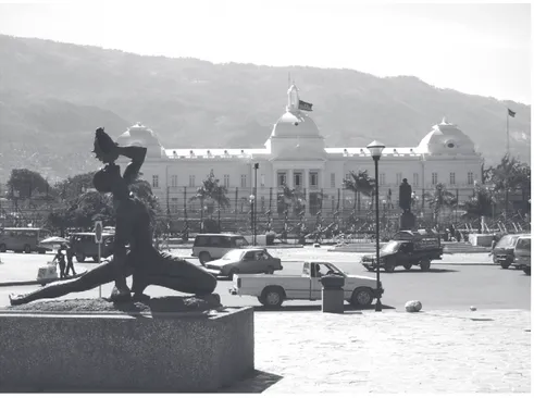 Figure 3.  Au premier plan figure la statue du Marron inconnu. On peut distinguer au second plan la statue de Toussaint Louverture, ainsi que les tribunes installées pour les célébrations du bicentenaire de l’indépendance (Béchacq, décembre 2004) .