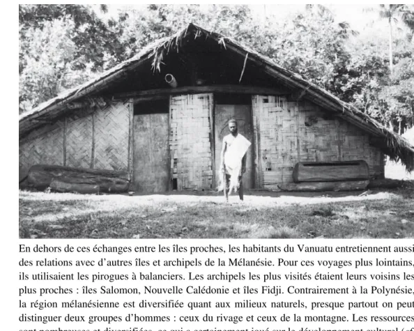 Fig. 5 : Un homme en tenue traditionnelle devant le nakamal (maison des hommes). Sur les côtés on peut voir des tambours horizontaux en bois.
