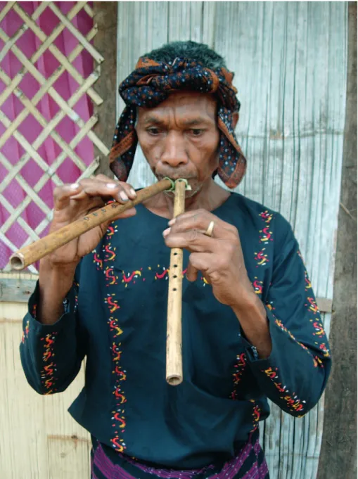 Fig. 5 : Ne’ Suban Maran jouant de la flûte double, Waiklibang, janvier 2007