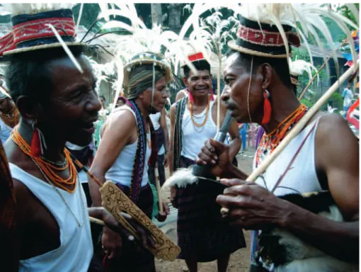 Fig. 6 : Duo hodé’ ana, Bapa’ Ama Maran, Bapa’ Dagan Maran, octobre 2006