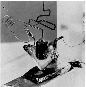 Fig. 1.2 – Photo du premier transistor à base de germanium réalisé au sein des laboratoires Bell en 1947.