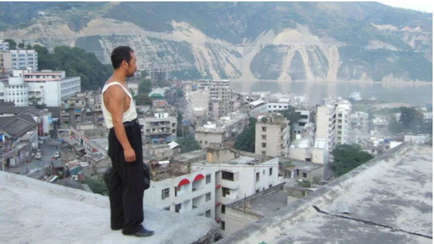 FIG. 14  :   Han Sanming parcourt  les ruines de Fengjie dans Still life (2006). 