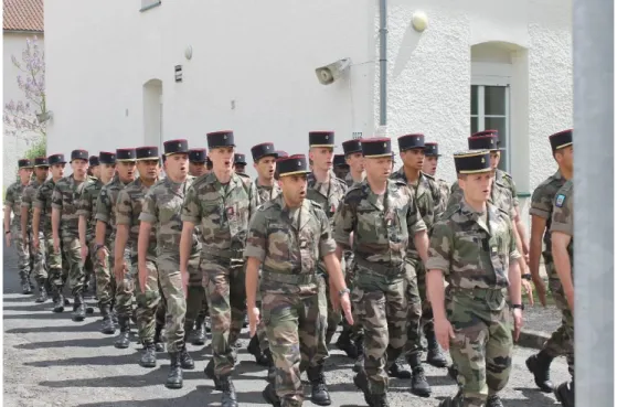Illustration 12 : Déplacement en ordre serré en chantant dans l’enceinte régimentaire, 1 e  escadron du RICM, 19  mai 2013 (collection du RICM)
