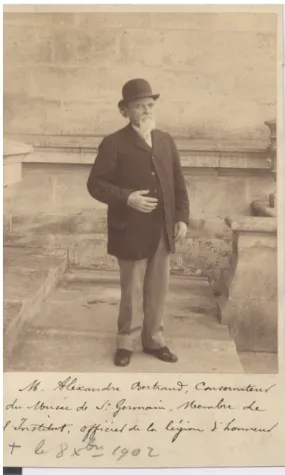 Fig. 2: Portrait d’Alexandre Bertrand, directeur du Musée des Antiquités nationales,  photographié dans la cour du château