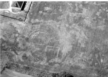 Figure 1 - Hanches  (Eure-et-Loir),  « la  Cavée  du  Moulin »  vue  d’avion,  laissant  apparaître  deux  structures  dont  une  caractéristique  des  temples  de  type  gallo-romain  à  double  carrés inscrits (photographie Daniel Jalmain, été 1976).