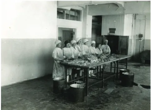 FIGURE 5: Preparation of poultry and meat for lunch at the industrial kitchen (fabrika kuhnia), 1932.