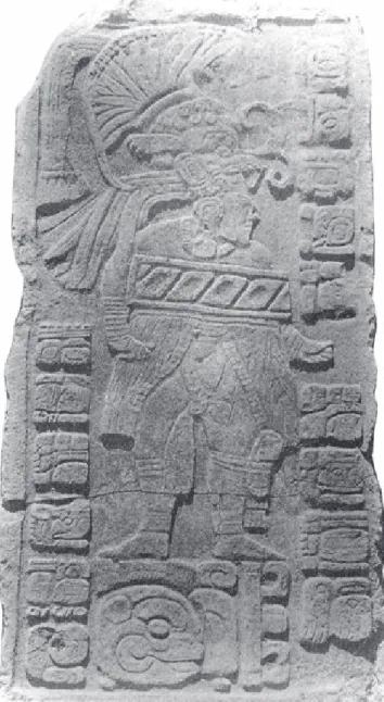 Figura 5. Estela (TBA) del sitio de El Pajaral, que lleva  el motivo frecuente de la máscara Cauac-Witz (Tierra-  cerro) con serpiente (entre hocico y orejeras) como zócalo  en el que está parado el rey (modificado de Stuart 2008).
