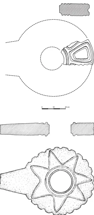 Figura 7 - Fragmento de anillo de piedra decorado en bajo relieve  (arriba) encontrado en Guadalupe (según Arnauld et al
