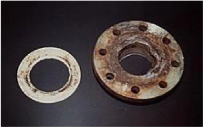 Figure II.7: La Corrosion caverneuse d'un acier allié sous un joint. 