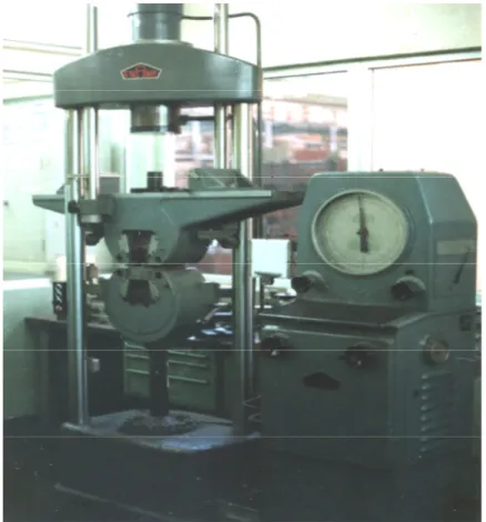Figure II.4 :  machine de traction  II.3.2. Essai de dureté 