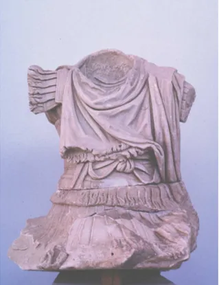 Fig. 3 Torse de cavalier cuirassé, de face - Musée de Délos A 2229 (cliché S. Montel)