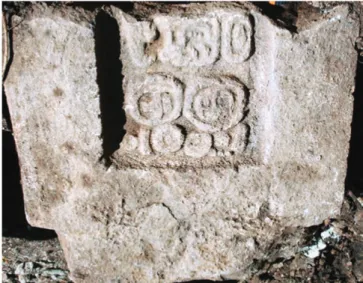 Figura 3. Fragmento de “estela” encontrado en 2007  frente a la escalera al norte del Grupo de la Serie inicial, 