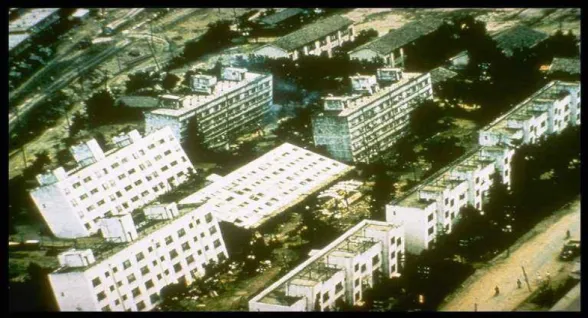 Figure 1.1 : Enfoncement, basculement et renversement des bâtiments lors du séisme de Niigata  Japon (1964) 