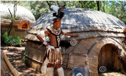 Figure I.22 : Homme guerrier zoulou près de maison tribale de paille le 1er janvier 2008 (Village de LESEDI,  Afrique du Sud) (auteur :  dreamstime) 
