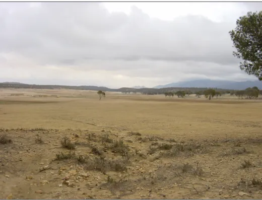 Figure 1.5 : Le bassin versant d’Abdeladim vu depuis l’aval. Un paysage simple et organisé suivant le  modèle « montagne / piémont / plaine »