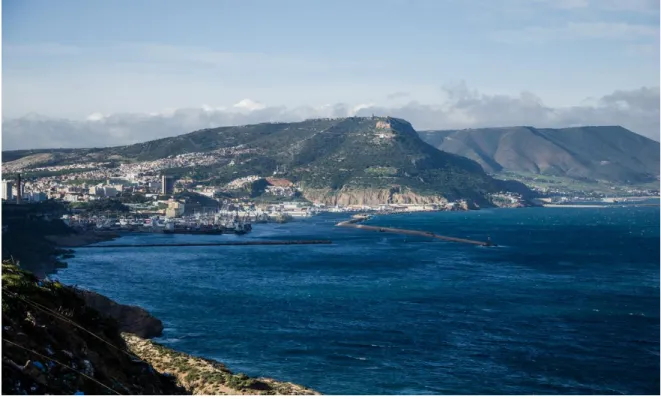 Figure 01 : Vue générale sur la frange marine de la ville d’Oran, la ville est nait en mer  et c’est de par la mer qu’elle a fusionnée, le paysage faisant combiné le mont de Santa  Cruz,  le  plateau  de  Kerguentah,  le  grand  balcon,  le  Ravin  Blanc, 