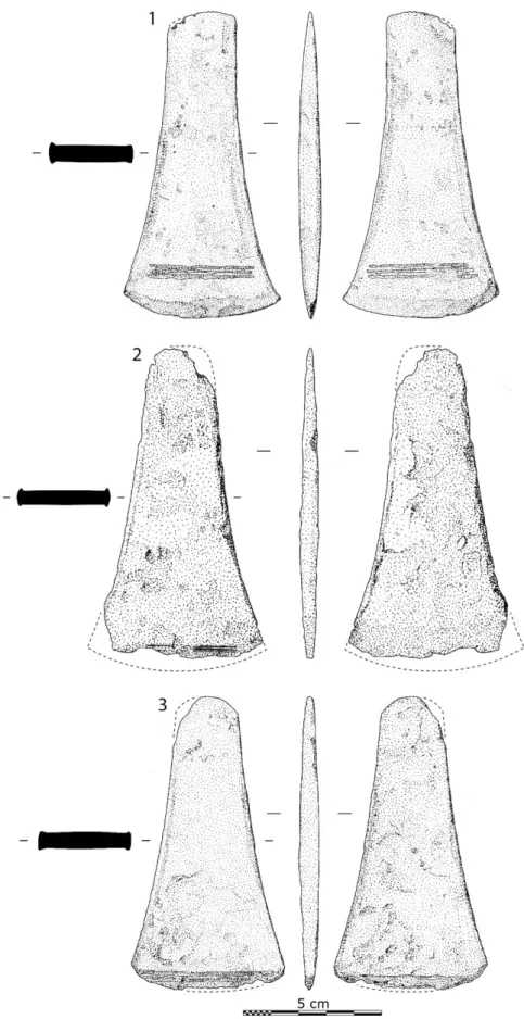 Fig. 1 – Les trois haches à légers rebords décorées de filets rectilignes et parallèles mises au  jour dans les Tumulus armoricains