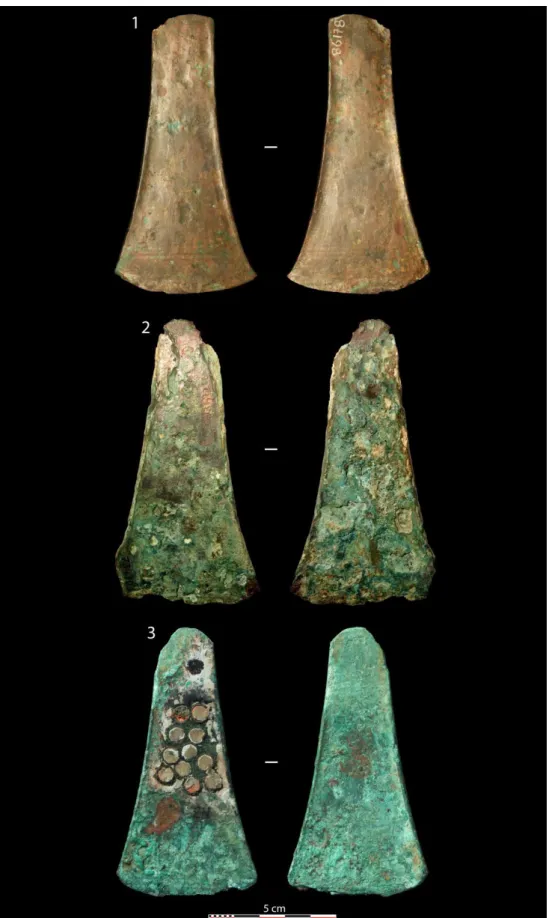 Fig.  2  –  Photographies  des  trois  haches  à  légers  rebords  décorées  de  filets  rectilignes  et  parallèles mises au jour dans les Tumulus armoricains