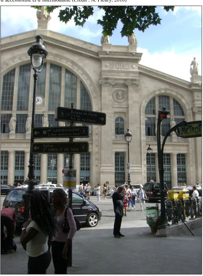 Figure  4.  Le  parvis  de  la  gare  du  Nord  réaménagé  dans  une  perspective  de  confort,  d’accessibilité et d’intermodalité (Crédit : A