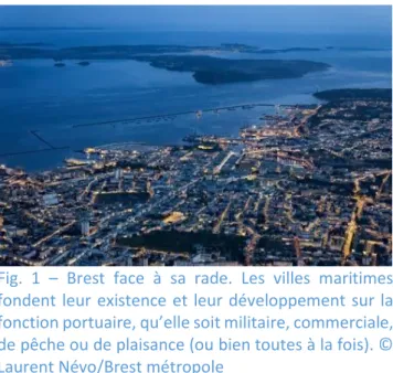 Fig.  1  –  Brest  face  à  sa  rade.  Les  villes  maritimes  fondent  leur existence  et leur développement  sur la  fonction portuaire, qu’elle soit militaire, commerciale,  de pêche ou de plaisance (ou bien toutes à la fois)
