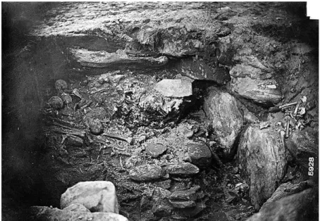 Figure  4  –  La  tombe  à  couloir  A  de  Port-Blanc  à  Saint- Saint-Pierre-Quiberon en cours de fouilles