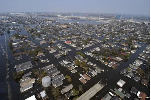 Figure 1.17. Inondations à la Nouvelle-Orléans après le passage de l’ouragan Katrina en 2005   (source encyclopédie de l’environnement