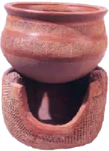 Fig. 4. Brasero et pot. Terre cuite. Dahomey. 