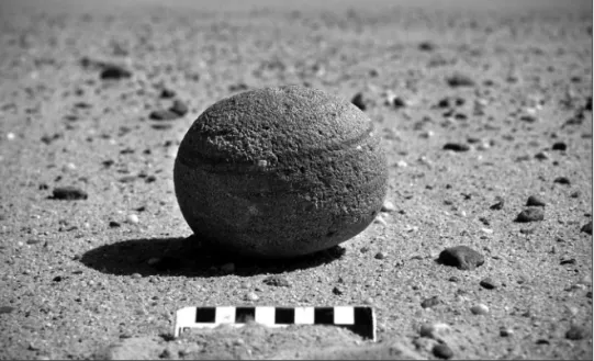 Fig. 11. Molette globulaire très régulière sur un site néolithique à Taïart ta-n-Terhen dans l’Edeyen de Murzuq (Libye, site m56g02).