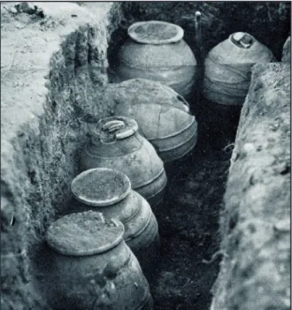 Fig. 7 - Jarres de stockage du palais de Nuzi. Bronze  Récent. R.F.S., Nuzi : Report on the Excavations at 