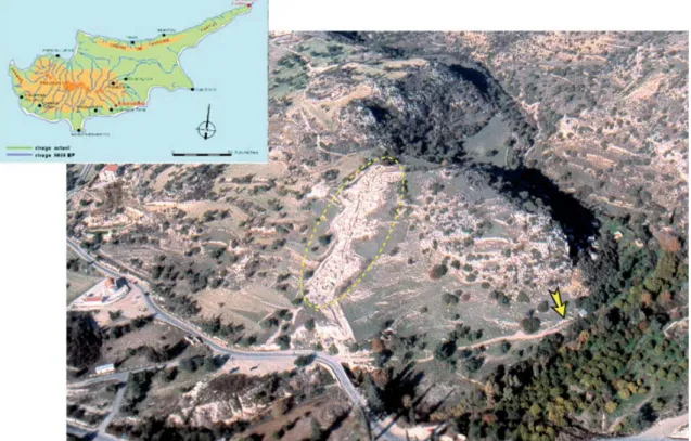 Fig. 1 - Situation géographique du site de Khirokitia et emplacement du secteur Potamos, au pied du site  (fl èche) ; le pointillé au milieu de la photo délimite le secteur fouillé du village néolithique principal en haut de 