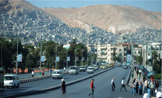Figure 1. Les quartiers informels construits sur les pentes du mont Qassioun surplombent les  quartiers huppés de la capitale.