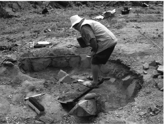 Figura 6: Patricio Núñez en las excavaciones del sitio arqueológico de Punta Negra 1A de la  localidad de Paposo, septiembre de 2010 (Fotografía del Autor).