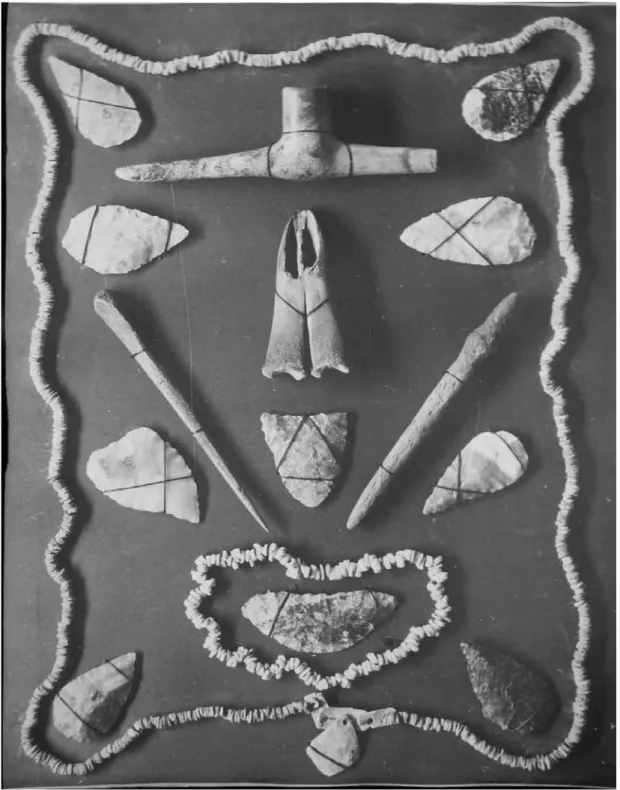 Figura 5. Fotografía de la composición hecha por Augusto Capdeville con los materiales arqueológicos recuperados del cementerio  de túmulos de Caleta Las Guaneras (Capdeville s/f: Lám