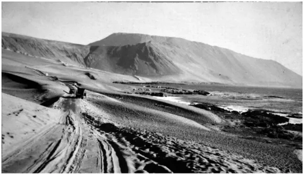 Figura 1: La Ruta costera al sur de Iquique camino hacia Punta Molle. Calle de tierra, arenales y tráfico vehicular en los  primeros días de diciembre de 1941, sector de Primeras Piedras –hoy se encuentra completamente urbanizado y dentro  de la ciudad.