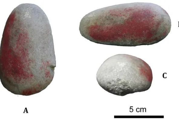 Figura 8. Guijarro utilizado como percutor con pigmento rojo exterior recuperado por Junius Bird en Morro Colorado, depositado  en el American Museum of Natural History de New York (N° Inv: 41.1/ 7228)