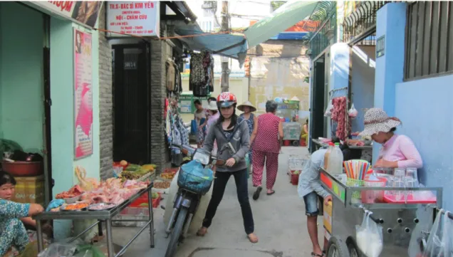 Figure 4. Les ruelles de HCMV, des territoires appropriés : un exemple durant le marché du matin dans  le district de Bình Thạnh