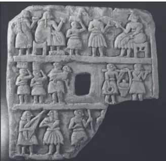 Fig. 4 - Plaque en terre cuite de Khafadjah, temple  de Sin (+ 2550-2400 av. J.-C.), scène de banquet 